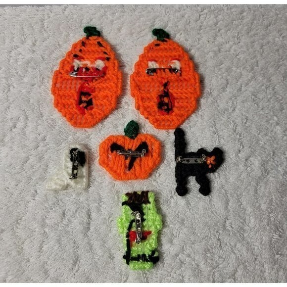 Set of Six Handmade Plastic Canvas Halloween Pins Pre-Owned - Picture 2 of 2